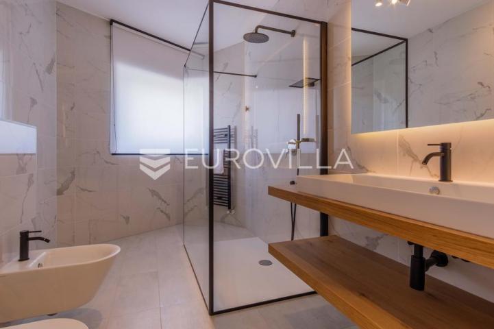 Istra, Funtana, moderna vila 180 m² s bazenom i privatnim parkingom