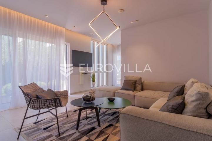 Istra, Funtana, moderna vila 180 m² s bazenom i privatnim parkingom