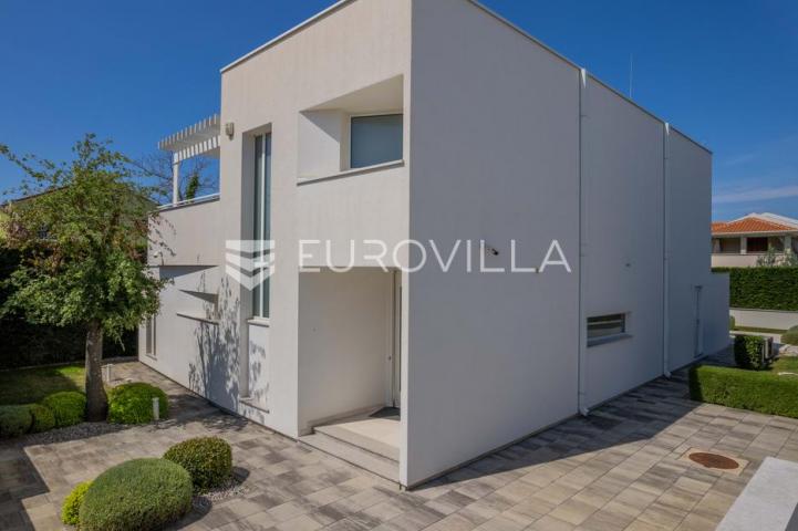 Istra, Funtana, moderna vila 180 m² s bazenom i privatnim parkingom