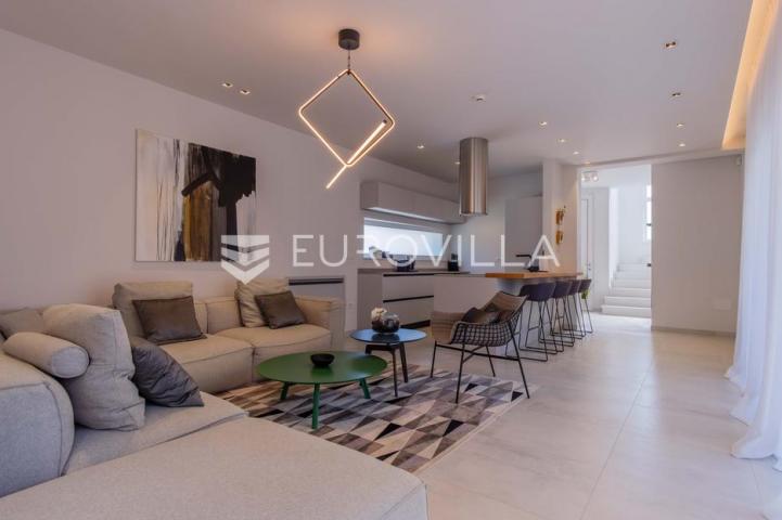 Istra, Funtana, moderna vila 180 m² s bazenom i privatnim parkingom