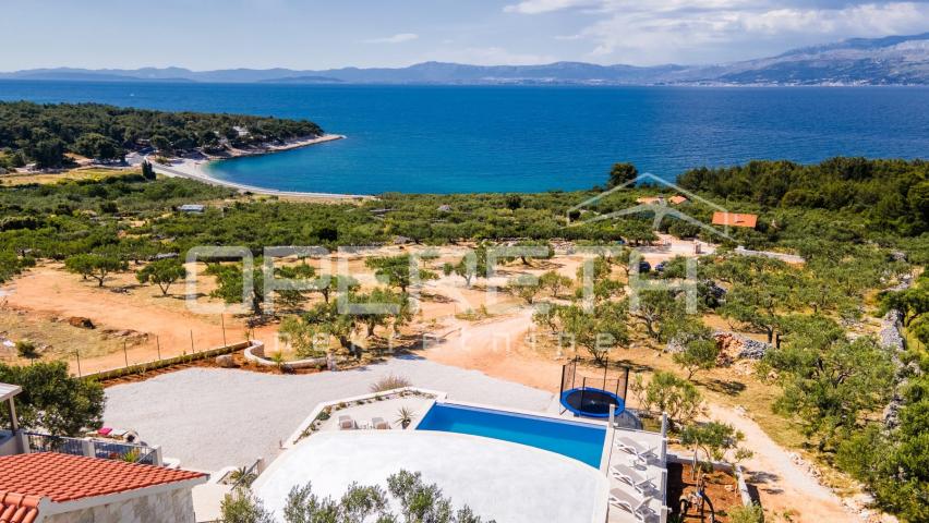 Brač ekskluzivno imanje s vilom, panoramskim pogledom i 8000 m² zemljišta, blizi