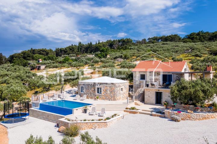 Brač ekskluzivno imanje s vilom, panoramskim pogledom i 8000 m² zemljišta, blizi