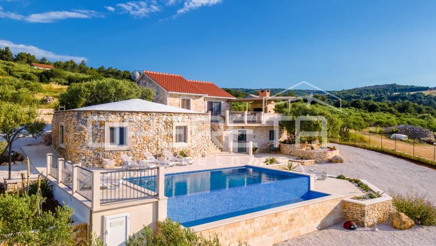 Brač ekskluzivno imanje s vilom, panoramskim pogledom i 8000 m² zemljišta, blizi