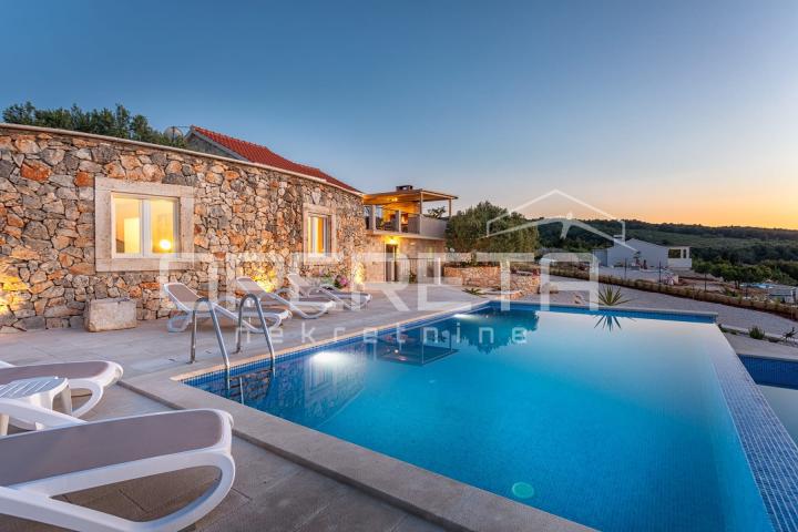 Brač ekskluzivno imanje s vilom, panoramskim pogledom i 8000 m² zemljišta, blizi