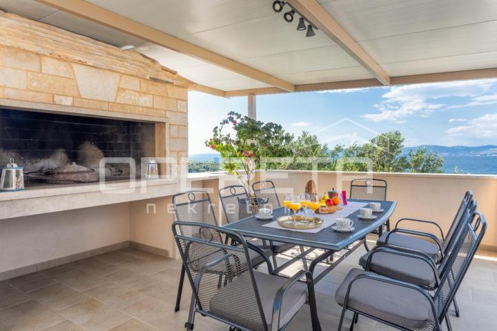 Brač ekskluzivno imanje s vilom, panoramskim pogledom i 8000 m² zemljišta, blizi