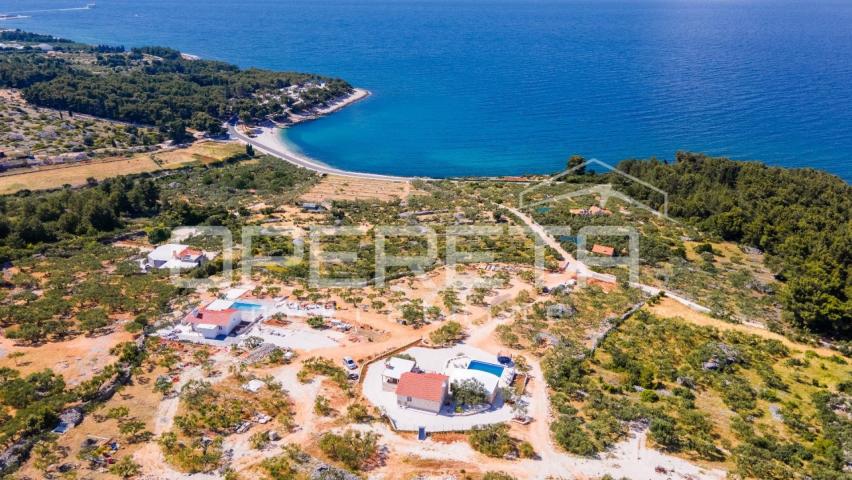 Brač ekskluzivno imanje s vilom, panoramskim pogledom i 8000 m² zemljišta, blizi