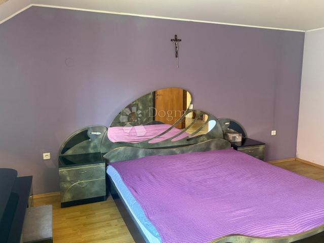 Prostrana kuća s dvije stambene jedinice 