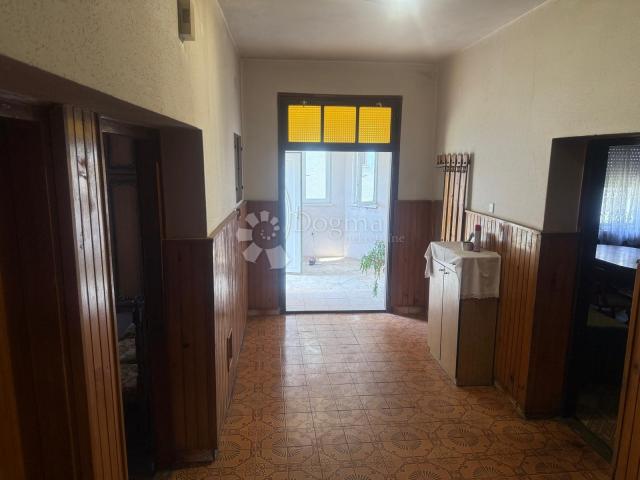 Prostrana kuća s dvije stambene jedinice 