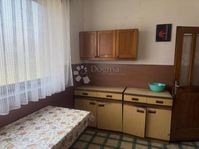 Prostrana kuća s dvije stambene jedinice 