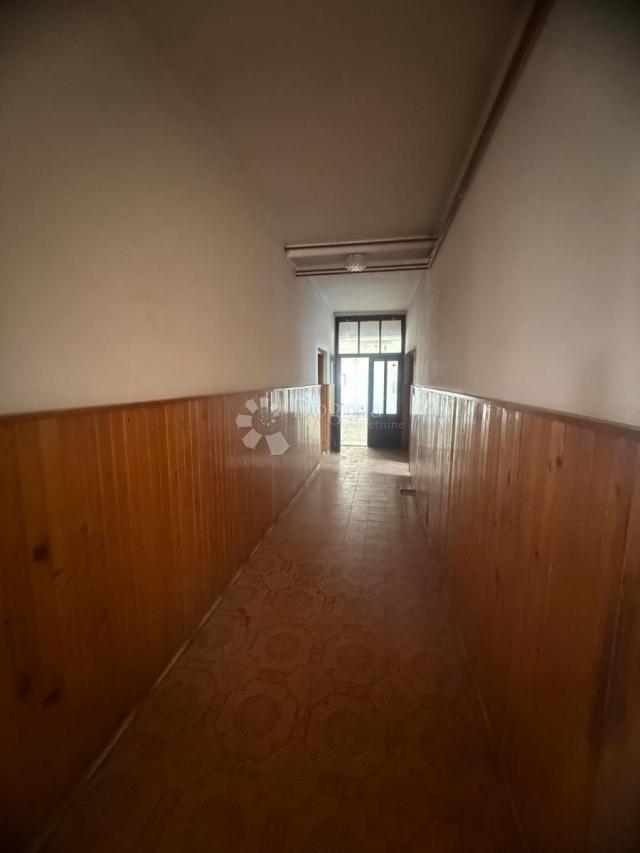 Prostrana kuća s dvije stambene jedinice 