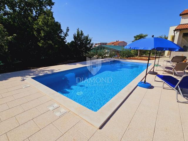 Kuća s bazenom i apartmanom - 5 km od mora i centra Poreča!