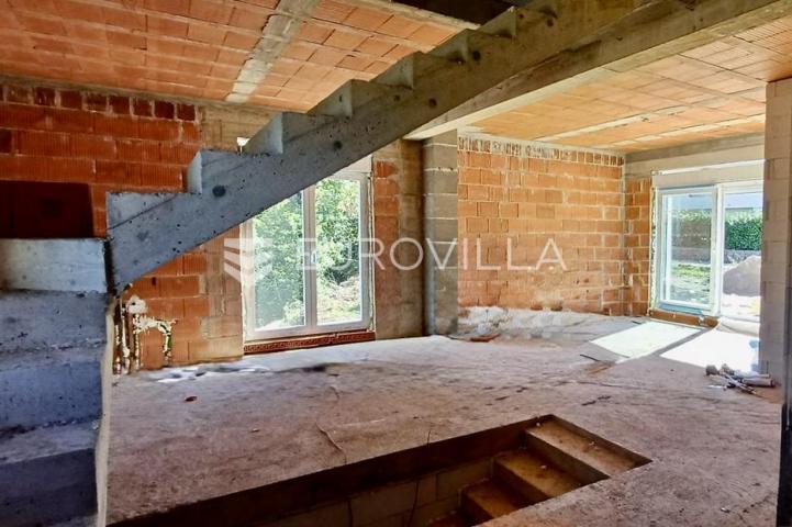 Matulji, Mučići, moderna dvojna kuća s bazenom i velikom okućnicom 711 m², četverosoban stan 212 m²