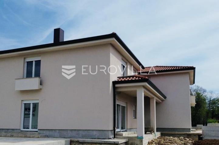 Matulji, Mučići, moderna dvojna kuća s bazenom i velikom okućnicom 711 m², četverosoban stan 212 m²
