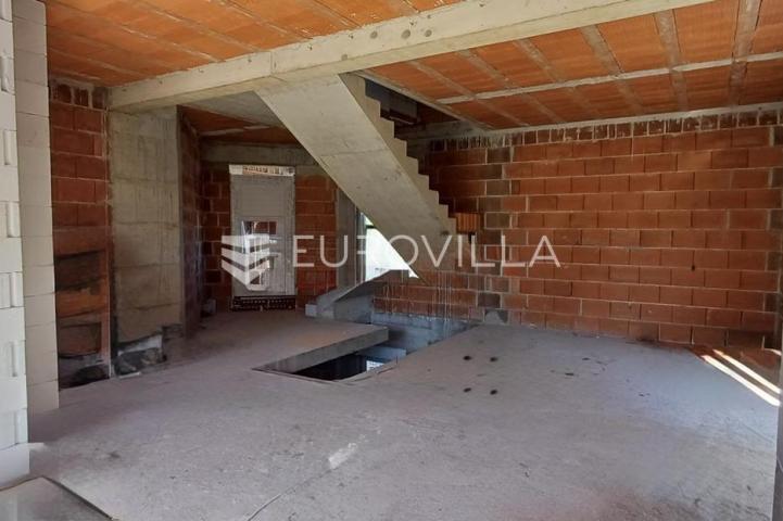 Matulji, Mučići, moderna dvojna kuća s bazenom i velikom okućnicom 711 m², četverosoban stan 212 m²