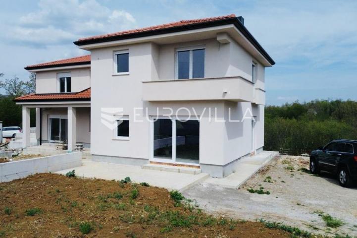 Matulji, Mučići, moderna dvojna kuća s bazenom i velikom okućnicom 711 m², četverosoban stan 212 m²