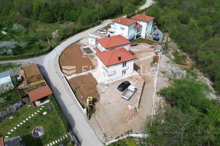 Matulji, Mučići, moderna dvojna kuća s bazenom i velikom okućnicom 711 m², četverosoban stan 212 m²