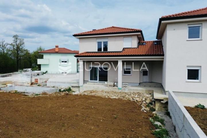 Matulji, Mučići, moderna dvojna kuća s bazenom i velikom okućnicom 711 m², četverosoban stan 212 m²