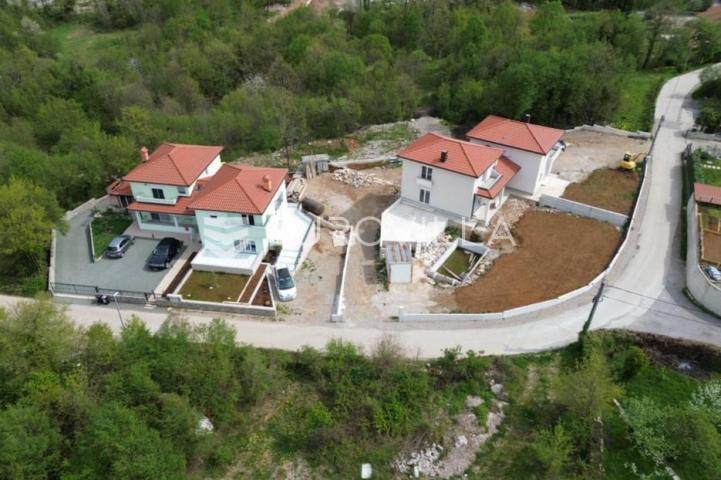 Matulji, Mučići, moderna dvojna kuća s bazenom i velikom okućnicom 711 m², četverosoban stan 212 m²