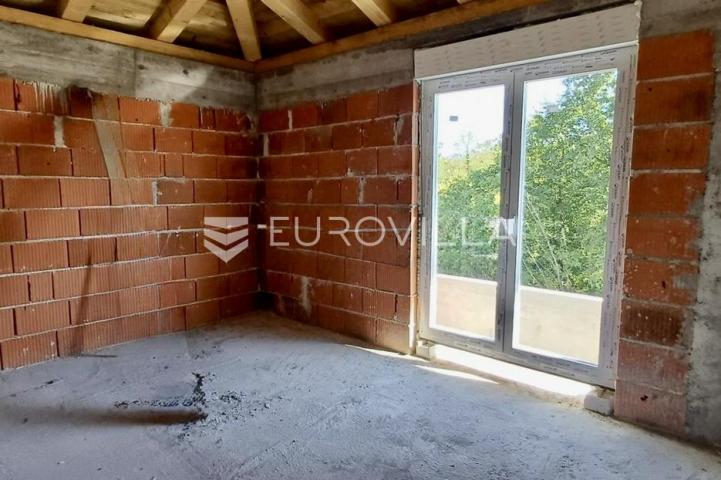 Matulji, Mučići, moderna dvojna kuća s bazenom i velikom okućnicom 711 m², četverosoban stan 212 m²