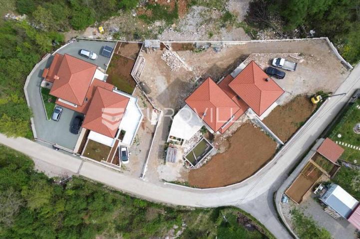 Matulji, Mučići, moderna dvojna kuća s bazenom i velikom okućnicom 711 m², četverosoban stan 212 m²
