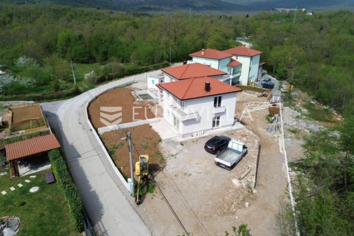 Matulji, Mučići, moderna dvojna kuća s bazenom i velikom okućnicom 711 m², četverosoban stan 212 m²