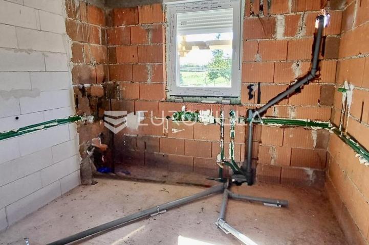 Matulji, Mučići, moderna dvojna kuća s bazenom i velikom okućnicom 711 m², četverosoban stan 212 m²