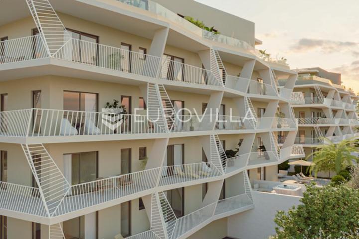 SPLIT | Trosoban stan s terasom u prizemlju