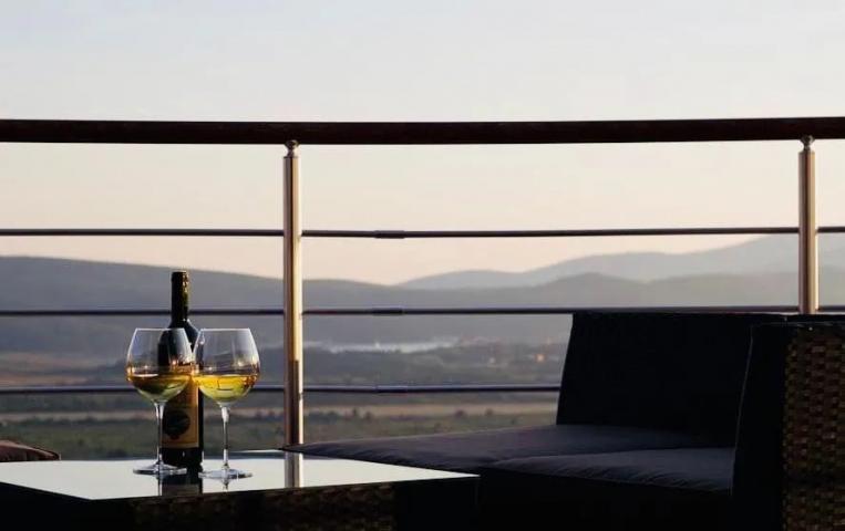 Izdavanje, Stan, 130m2 , KAVAC