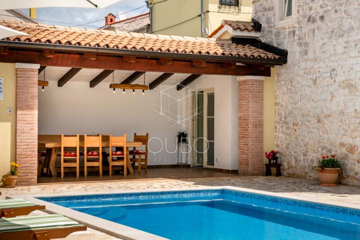 Krnica – istarska kamena vila s grijanim bazenom i jacuzzijem