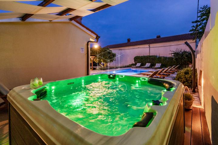 Krnica – istarska kamena vila s grijanim bazenom i jacuzzijem