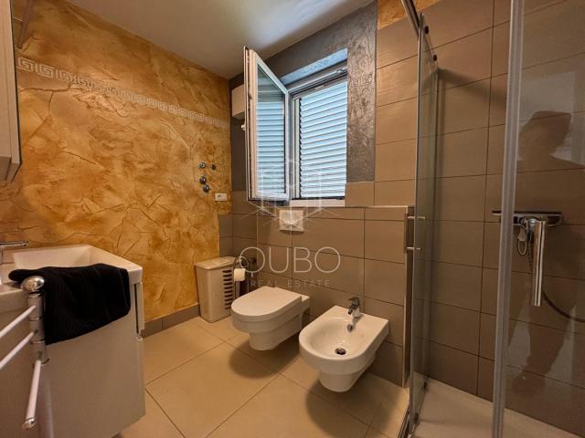 Istra, Poreč - Vila s pogledom na more i investicijskim potencijalom