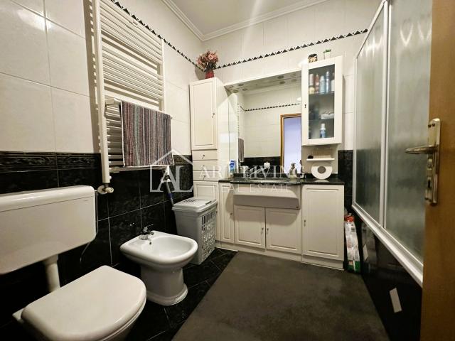 Umag, centar - dvosobni stan 84 m2 na izvrsnoj lokaciji, 400 m od mora