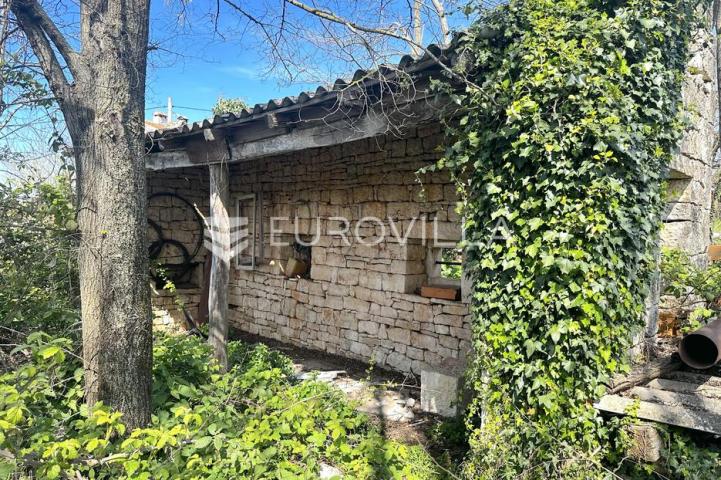 Istra, Višnjan, okolica, kamena kuća s pogledom na more i velikim zemljištem