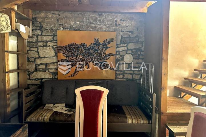 Istra, Višnjan, okolica, kamena kuća s pogledom na more i velikim zemljištem