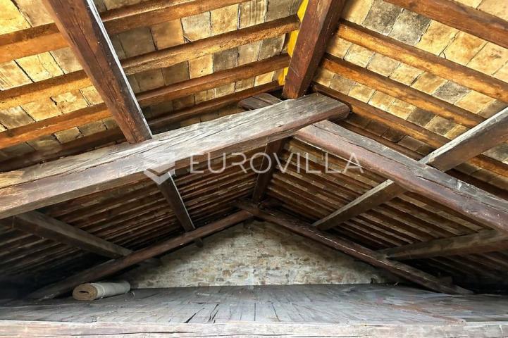 Istra, Višnjan, okolica, kamena kuća s pogledom na more i velikim zemljištem