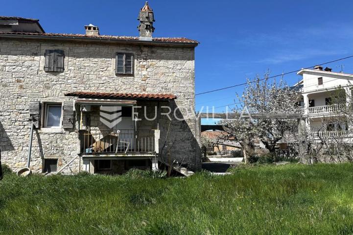 Istra, Višnjan, okolica, kamena kuća s pogledom na more i velikim zemljištem