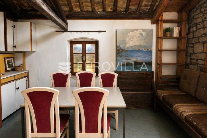 Istra, Višnjan, okolica, kamena kuća s pogledom na more i velikim zemljištem