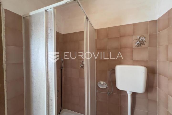 Istra, Poreč okolica, prostrani stan podijeljen u 3 studio apartmana na mirnoj lokaciji
