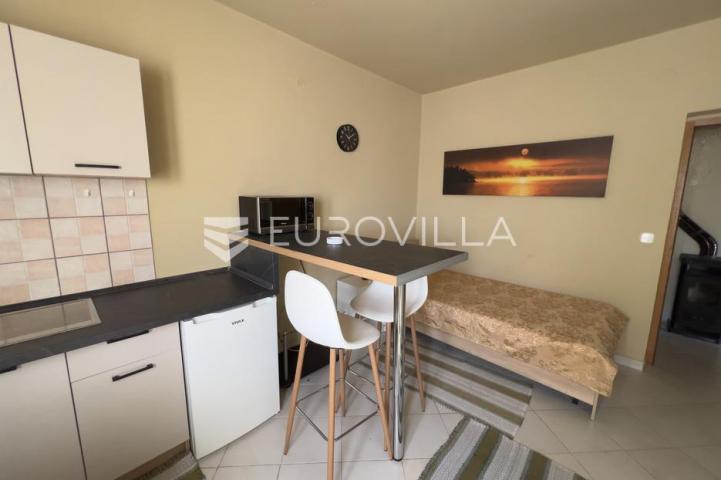 Istra, Poreč okolica, prostrani stan podijeljen u 3 studio apartmana na mirnoj lokaciji