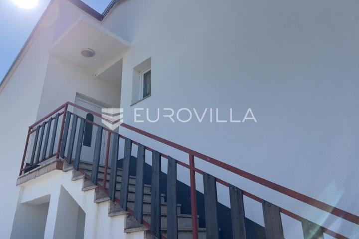 Istra, Poreč okolica, prostrani stan podijeljen u 3 studio apartmana na mirnoj lokaciji