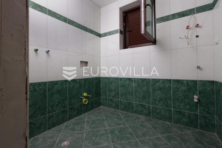 Krk, Kras, prekrasna kuća s 4 stana i prostranom okućnicom