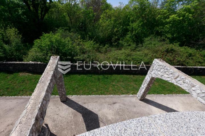 Krk, Kras, prekrasna kuća s 4 stana i prostranom okućnicom