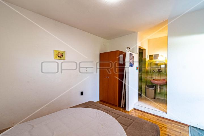 Kuća sa 7 apartmana, 250 m do mora, Lumbarda