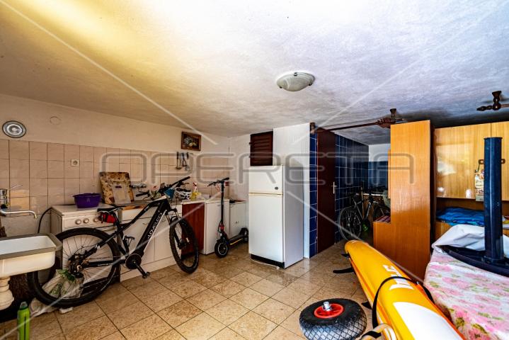 Kuća sa 7 apartmana, 250 m do mora, Lumbarda