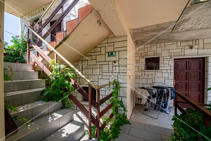 Kuća sa 7 apartmana, 250 m do mora, Lumbarda