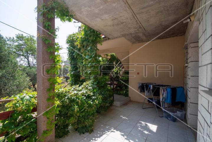 Kuća sa 7 apartmana, 250 m do mora, Lumbarda