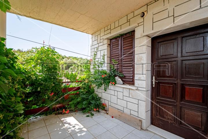 Kuća sa 7 apartmana, 250 m do mora, Lumbarda