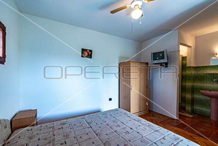 Kuća sa 7 apartmana, 250 m do mora, Lumbarda
