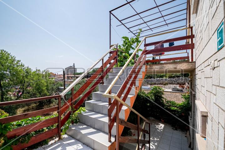 Kuća sa 7 apartmana, 250 m do mora, Lumbarda