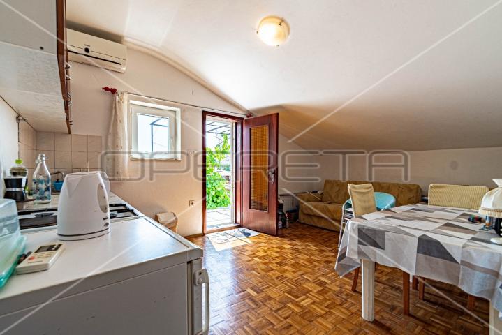 Kuća sa 7 apartmana, 250 m do mora, Lumbarda